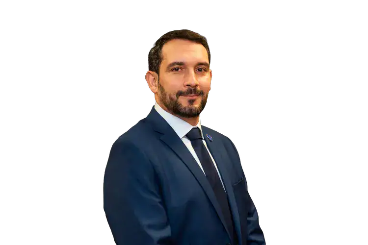 Homme en costume bleu pose professionnellement.